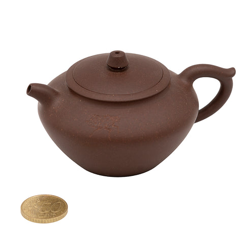 Yixing Theepot, Donkerpaarse Klei met Subtiele Gravure, #95603, 140ml