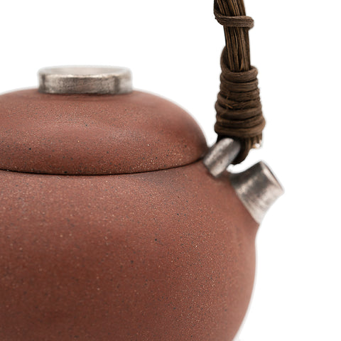 Théière en argile rouge avec poignée en rotin # 94435