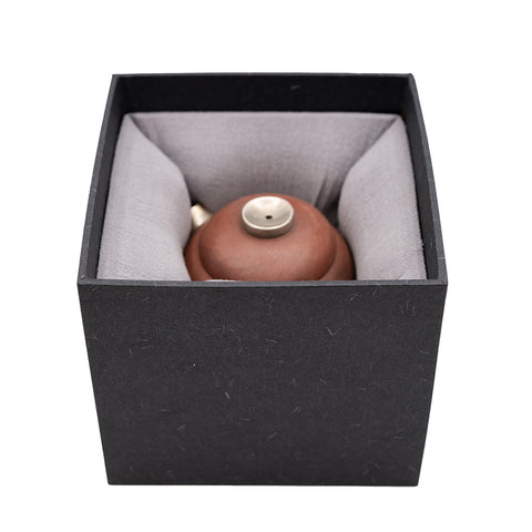 Théière ronde émaillée rouge avec accents argentés # 94433