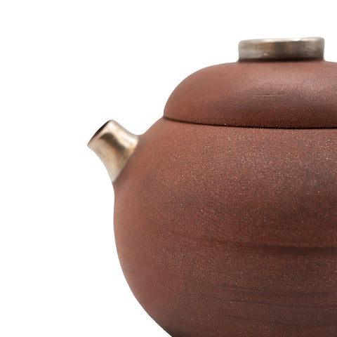 Théière ronde émaillée rouge avec accents argentés # 94433