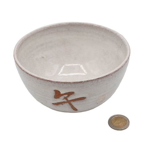 Handgemaakte keramische theekom met lichtgrijze glazuur en bruin geschilderd Chinees karakter, geschikt voor theeceremonie