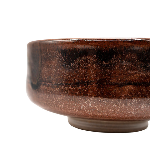 Handgemaakte keramische theekom met donkerbruin glazuur en natuurlijke, gespikkelde textuur