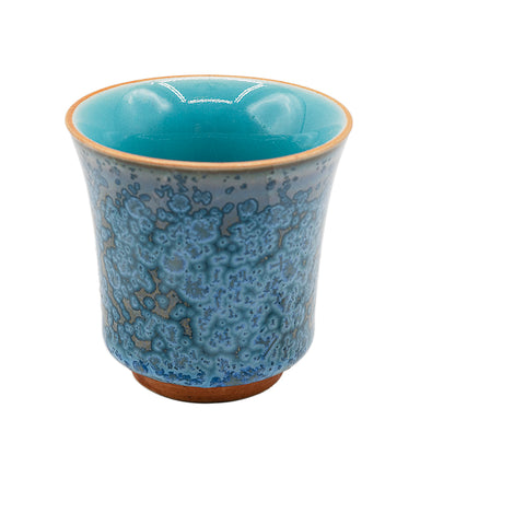 Keramische theekom met blauw kristalglazuur, handgemaakt design