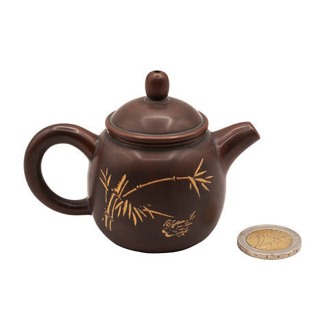Kleine keramische theepot met decoratief motief 