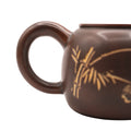 Kleine keramische theepot met decoratief motief 