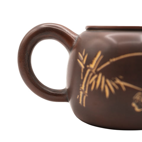Kleine keramische theepot met decoratief motief 