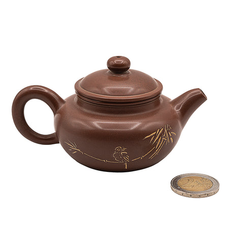 Keramische theepot met deksel en decoratief motief 