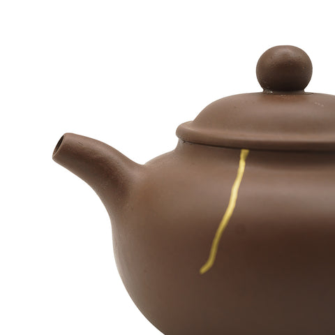 Yixing-Teekanne mit goldener Kintsugi-Reparatur Nr. 95096