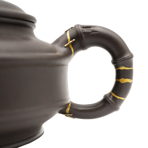 Yixing theepot met bamboe handvat, nietjes en kintsugi # 95107