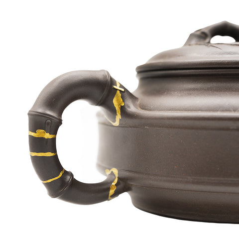 Yixing theepot met bamboe handvat, nietjes en kintsugi # 95107