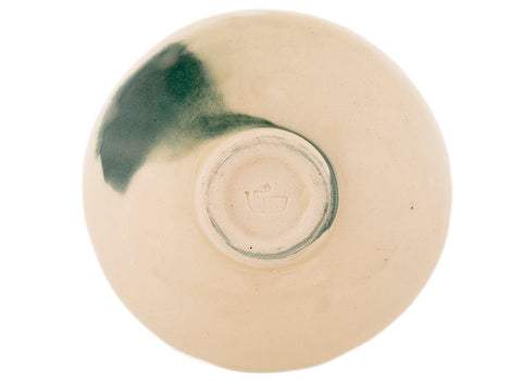 “Beige keramisch theeschaaltje met eenvoudige natuurlijke afwerking.”