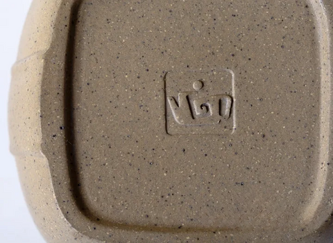 Tetera # 21663, arcilla yixing, cocción en madera, 210 ml.