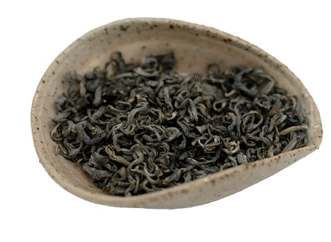 Grüner Tee von alten Teebäumen, Vietnam (zwei Blätter, eine Knospe)