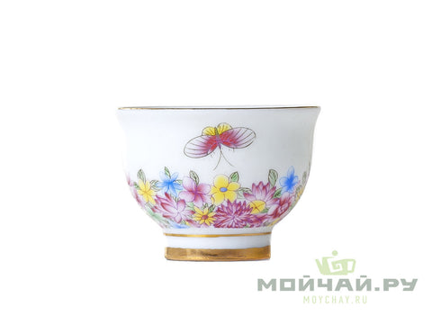 Porselein theekop wit bloemmotief goud.