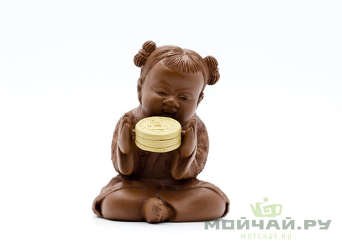 vrouwelijke bouda die pan vast houdt