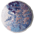 “Verpakte Yunnan theecake met artistieke blauwe en paarse illustraties en verticale Chinese karakters.”