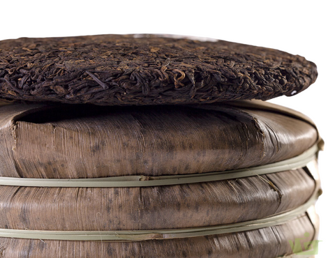 Menghai Yesheng Shu Puer (Rohmaterial von wilden Teebäumen, geerntet 2018, gepresst 2019), 357 g